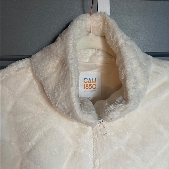 Cream color Teddy Jacket with Plush Texture cropped fit with zipper - Picture 11 of 12